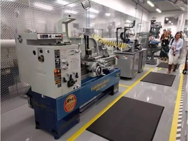 Facebook一个玩社交工具的都进军制造业了LED屏企你有什么理由说难？要懈怠？