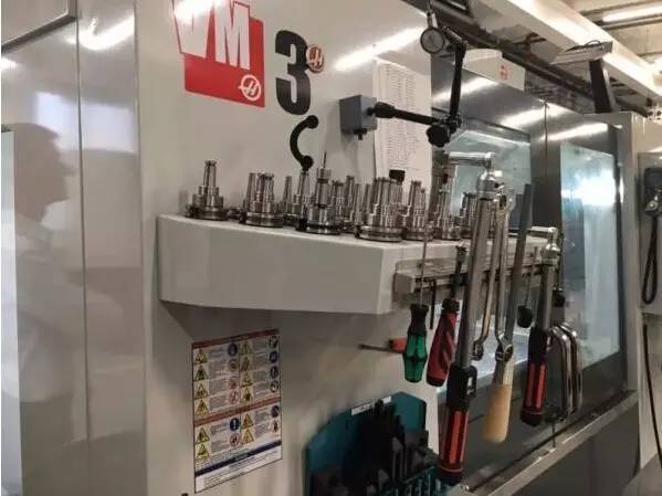 Facebook一个玩社交工具的都进军制造业了LED屏企你有什么理由说难？要懈怠？