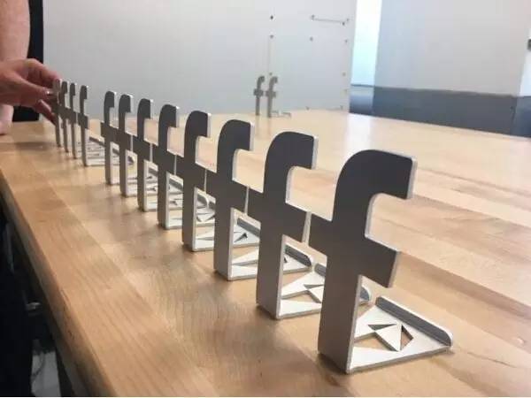 Facebook一个玩社交工具的都进军制造业了LED屏企你有什么理由说难？要懈怠？