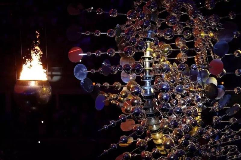 里约的奥运开幕式，在一片惊艳璀璨的灯光下宣布“扳回一城”