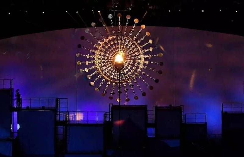 里约的奥运开幕式，在一片惊艳璀璨的灯光下宣布“扳回一城”