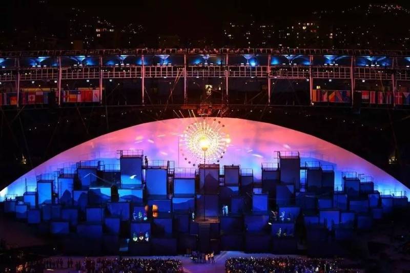 里约的奥运开幕式，在一片惊艳璀璨的灯光下宣布“扳回一城”