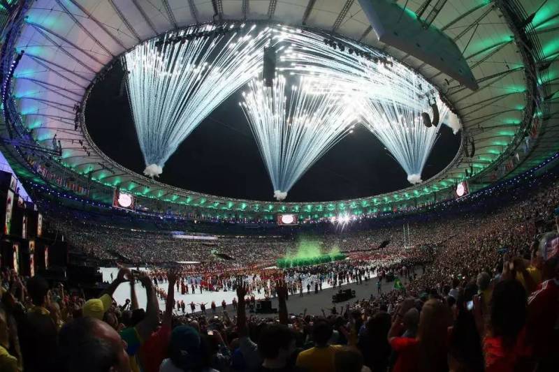 里约的奥运开幕式，在一片惊艳璀璨的灯光下宣布“扳回一城”