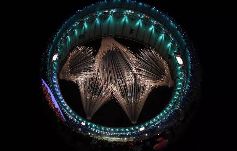 里约的奥运开幕式，在一片惊艳璀璨的灯光下宣布“扳回一城”