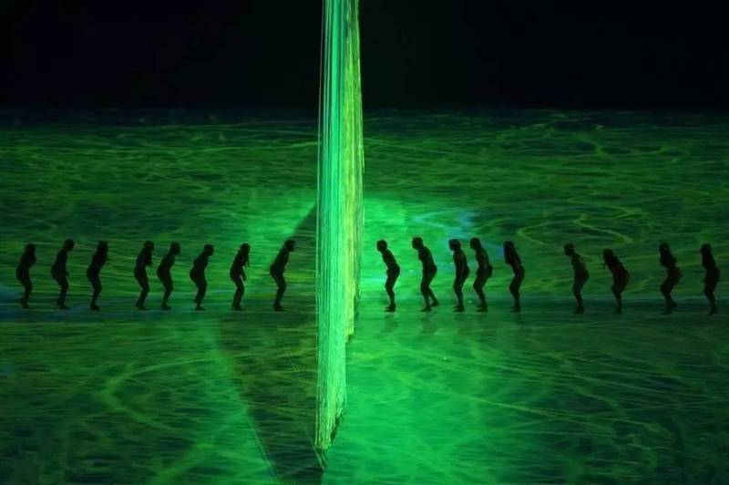 里约的奥运开幕式，在一片惊艳璀璨的灯光下宣布“扳回一城”