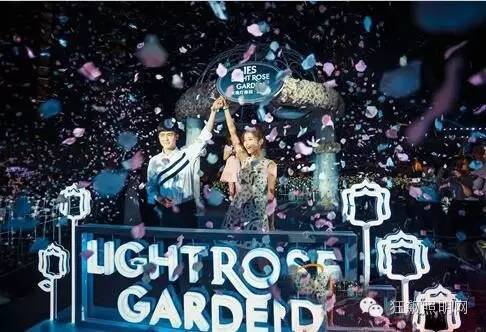 25000朵LED白玫瑰及两朵粉玫瑰点亮成都玫瑰仲夏