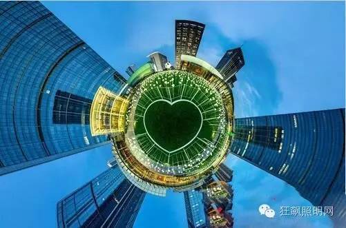 25000朵LED白玫瑰及两朵粉玫瑰点亮成都玫瑰仲夏