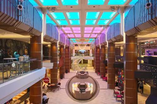 太美了！皇家加勒比海洋量子号被LED照明扮靓