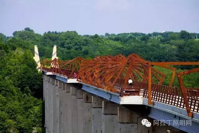 灯光的魅力，不是非得搞成国内景观树的那种样子
