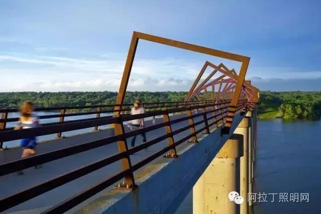 灯光的魅力，不是非得搞成国内景观树的那种样子