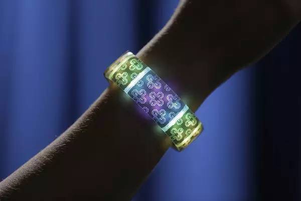 这个LED手环不太一样，据说可以制造无限光效