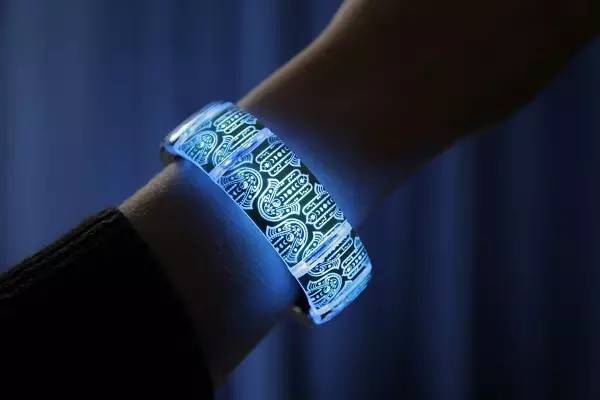 这个LED手环不太一样，据说可以制造无限光效