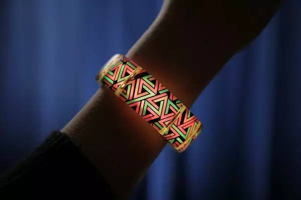 这个LED手环不太一样，据说可以制造无限光效