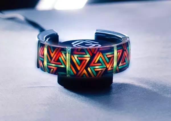 这个LED手环不太一样，据说可以制造无限光效