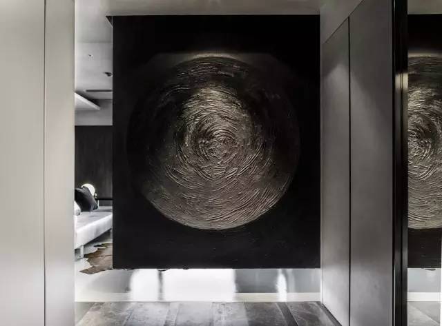 色调冷、材质酷，这个住宅有一种静谧之美！