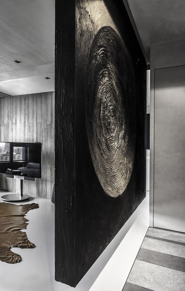 色调冷、材质酷，这个住宅有一种静谧之美！