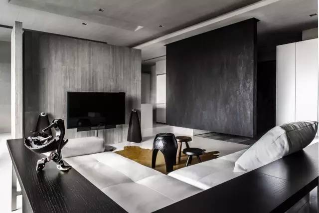 色调冷、材质酷，这个住宅有一种静谧之美！