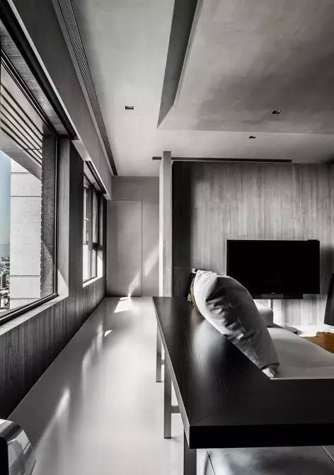 色调冷、材质酷，这个住宅有一种静谧之美！