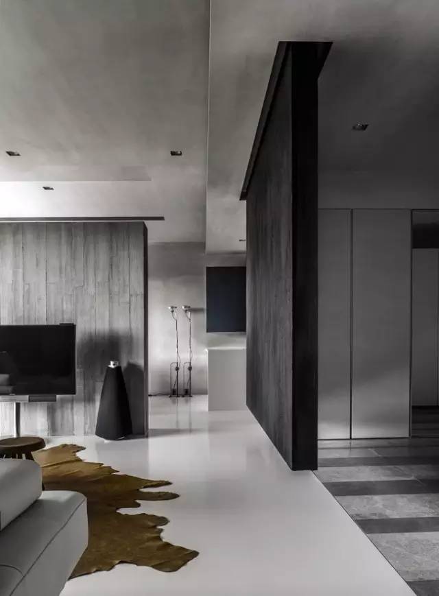 色调冷、材质酷，这个住宅有一种静谧之美！