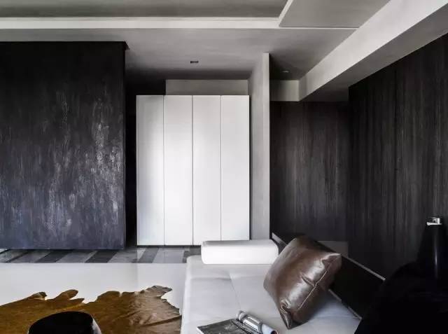 色调冷、材质酷，这个住宅有一种静谧之美！