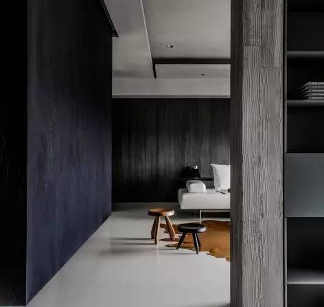 色调冷、材质酷，这个住宅有一种静谧之美！