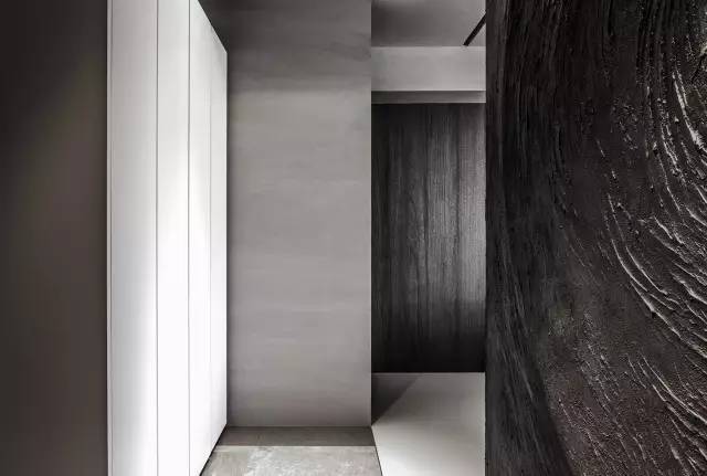 色调冷、材质酷，这个住宅有一种静谧之美！