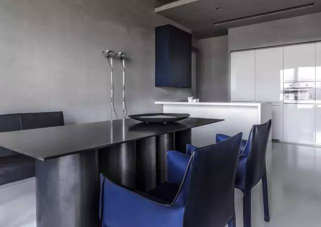 色调冷、材质酷，这个住宅有一种静谧之美！