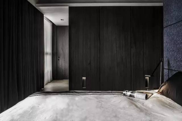 色调冷、材质酷，这个住宅有一种静谧之美！