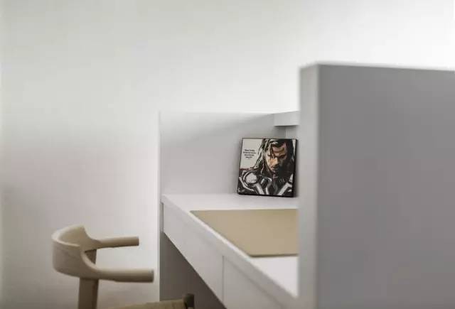 色调冷、材质酷，这个住宅有一种静谧之美！