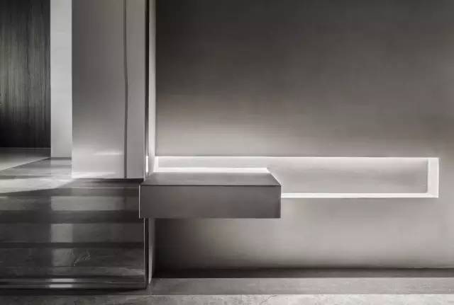 色调冷、材质酷，这个住宅有一种静谧之美！