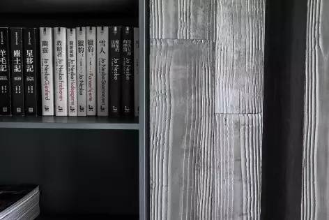 色调冷、材质酷，这个住宅有一种静谧之美！