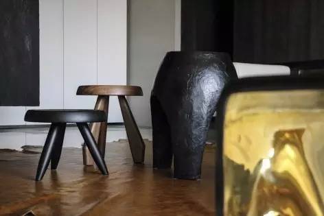 色调冷、材质酷，这个住宅有一种静谧之美！