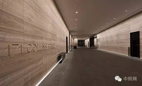 人类建好一堵墙，上帝说要有光