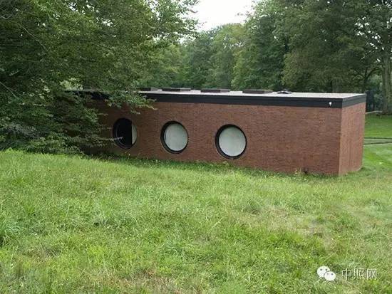 人类建好一堵墙，上帝说要有光