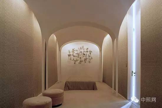 人类建好一堵墙，上帝说要有光