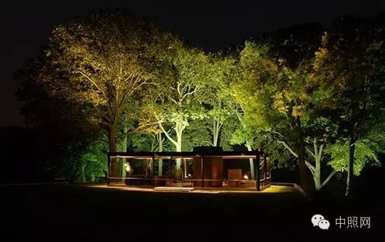 人类建好一堵墙，上帝说要有光