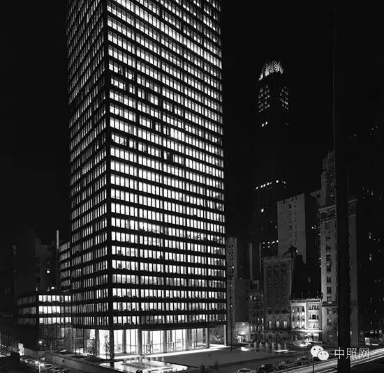 人类建好一堵墙，上帝说要有光