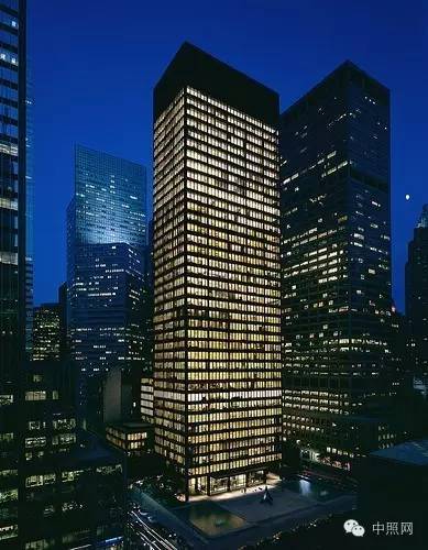 人类建好一堵墙，上帝说要有光