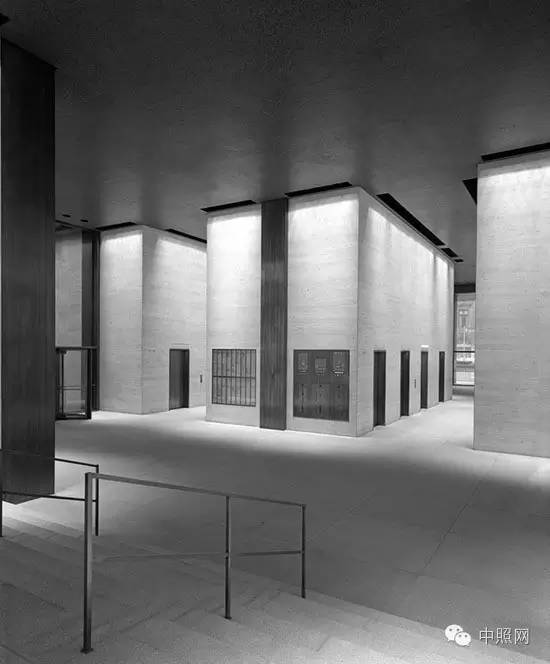 人类建好一堵墙，上帝说要有光