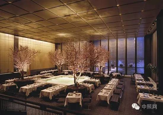 人类建好一堵墙，上帝说要有光