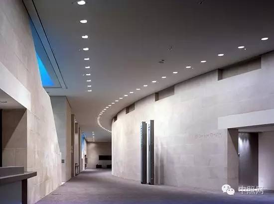 人类建好一堵墙，上帝说要有光