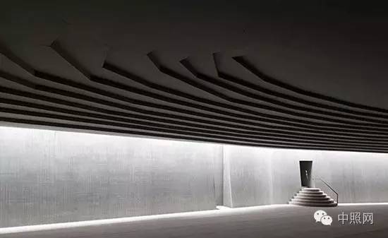 人类建好一堵墙，上帝说要有光