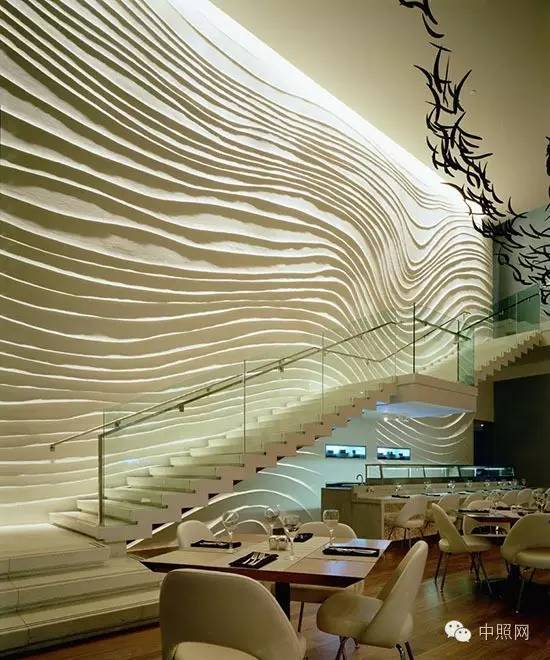 人类建好一堵墙，上帝说要有光