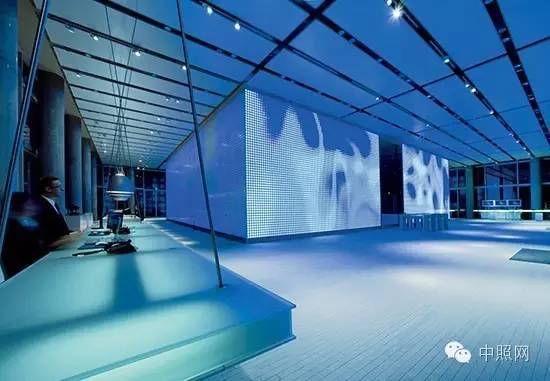 人类建好一堵墙，上帝说要有光