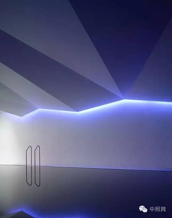 人类建好一堵墙，上帝说要有光