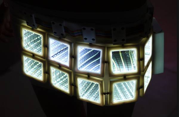 你走光了，深圳美女用3D打印制作LED“光之裙”