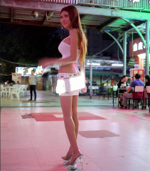 你走光了，深圳美女用3D打印制作LED“光之裙”