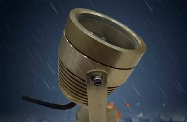 两个灯饰老板闹翻了分家我们就自己做，就有了现在的极光