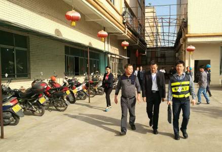 灯都古镇满城尽是环保员，涨价潮是暴风雨断货潮是灭顶之灾，提早下单买灯具是最明智的选择！