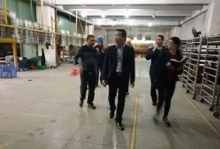 灯都古镇满城尽是环保员，涨价潮是暴风雨断货潮是灭顶之灾，提早下单买灯具是最明智的选择！